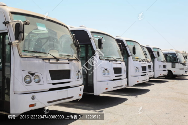 quaboos馬斯喀特港；四月；13：排等候公共汽車在公共汽車站附近的港口效益4月13日2010馬斯