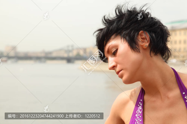 在城市背景中穿著紫色衣服的華麗女孩的肖像