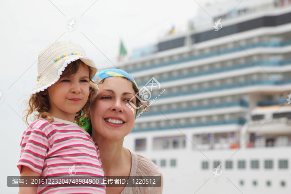 母女在碼頭；大游船背景