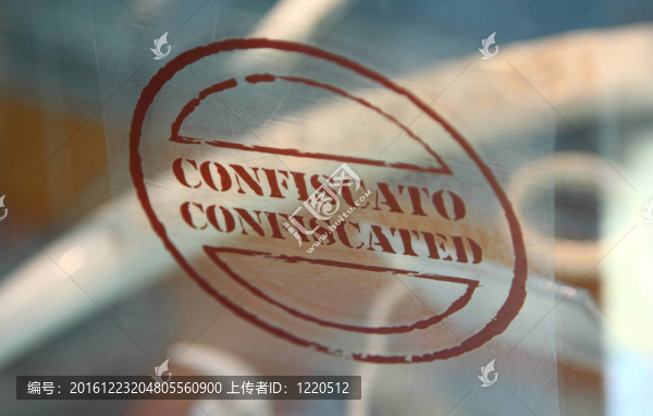 兩棕色字沒收，confiscato透明玻璃上題詞的焦點深度淺棕色。
