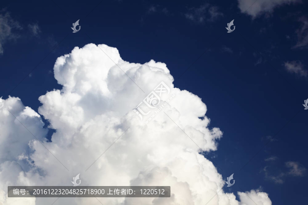 令人愉快的藍(lán)色天空背景下的白色大質(zhì)量積云