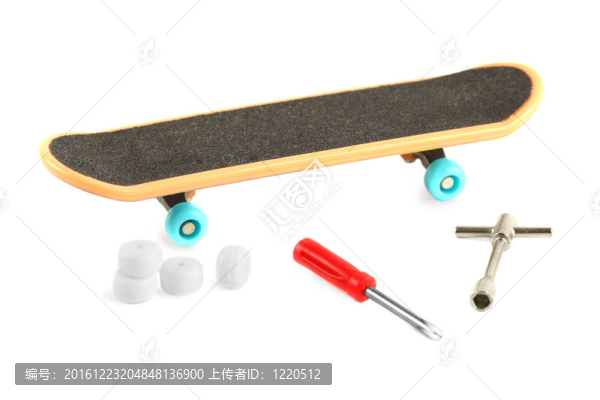 黑色與黃色和藍(lán)色的輪滑板邊緣附近的工具和附加白輪
