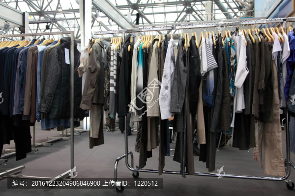 設(shè)計服裝掛在陳列室展示架上