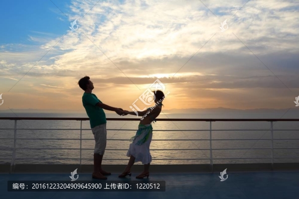 夫婦：男人與女人在甲板上的游船。日落。