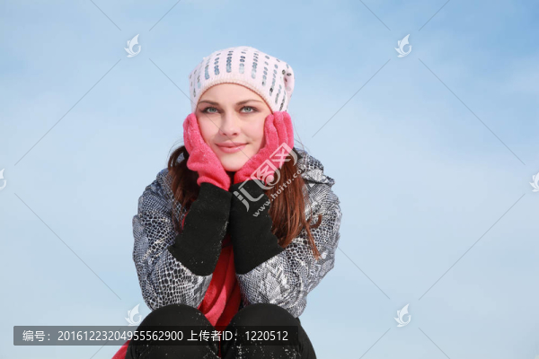 戴著帽子蹲在女孩和手在臉頰