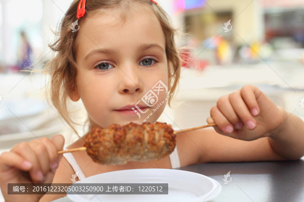 小白人女孩拿著肉棍子；看著相機(jī)