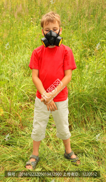 穿紅襯衣的小男孩臉上有黑色呼吸器