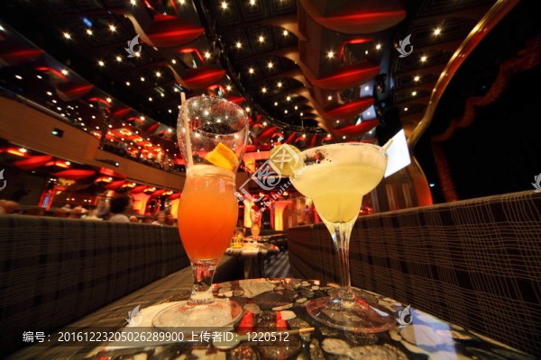 大光堂。教練和桌子。酒杯和玻璃中心圖像的飲料。聚焦在玻璃頂部。寬角。