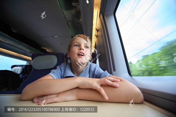 男孩乘坐高速列車，透過(guò)窗戶看