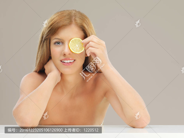 美女抱著檸檬眼片