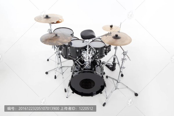 白色背景鼓的工作室形象