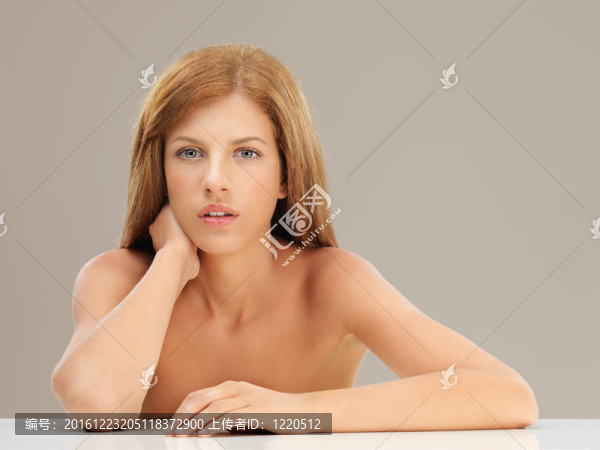 美女肖像美女看相機