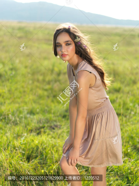 快樂；站在綠茵場上的年輕女子