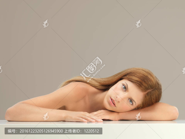 美女肖像美女看相機(jī)