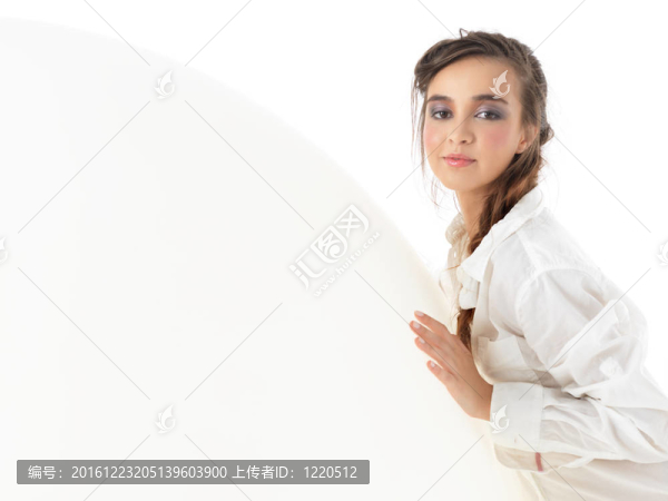 在大白氣球上休息的年輕女子