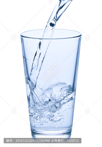 將水倒入玻璃