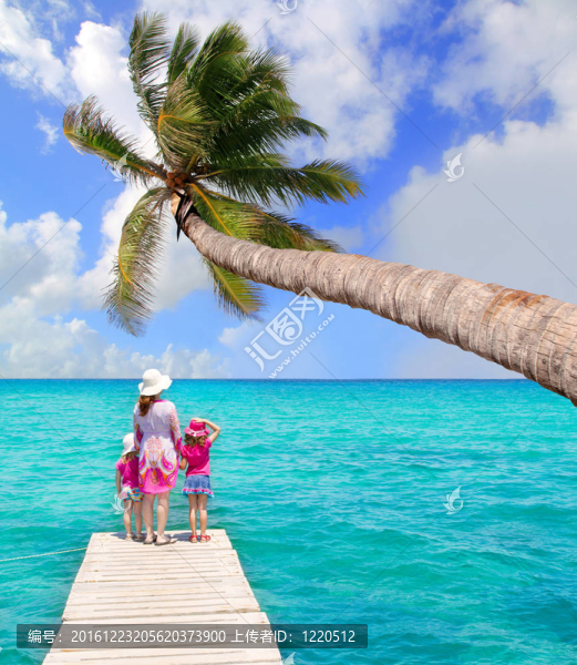 女兒和母親在熱帶海灘碼頭