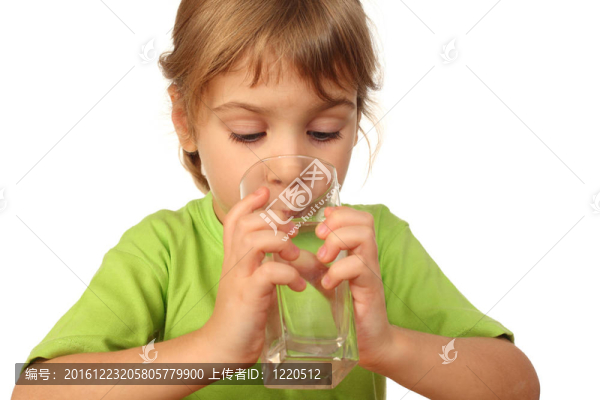 小女孩閉著眼睛喝玻璃容器里的水