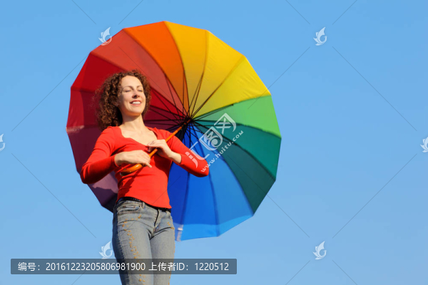 閉著眼睛的女孩因?yàn)榇萄鄣年柟庹驹谒{(lán)天上，拿著彩色傘