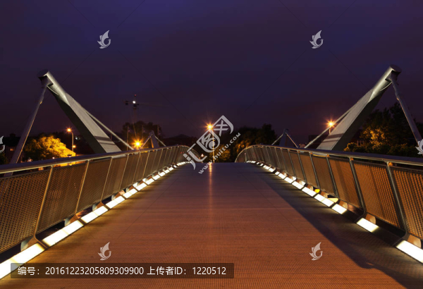 晚上在利菲河大橋。利菲河是愛爾蘭河；流經(jīng)都柏林市中心。