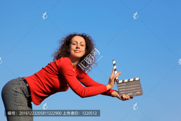 微笑的女孩站在藍(lán)色的天空，讓他伸出的手拍板