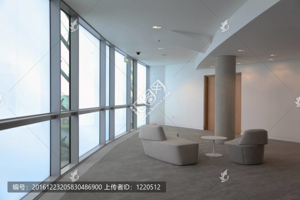 沙發(fā)；桌子和扶手椅。時髦；明亮的房間有大窗戶