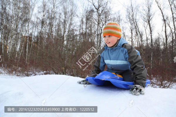 男孩被推離打算開車從山冬季雪橇