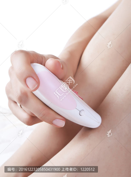 女人脫毛的腿。