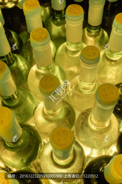 酒瓶疊起來(lái)