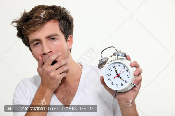 抱著鬧鐘的打呵欠的人