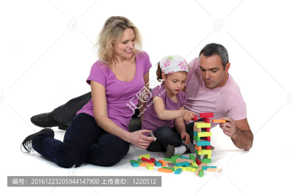 夫婦和女孩玩積木