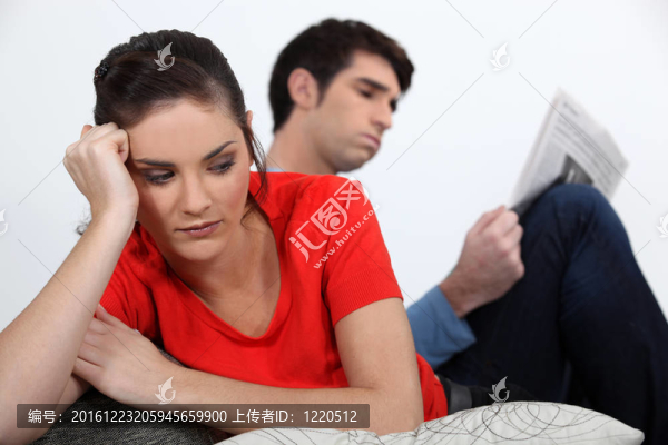 無(wú)聊的夫婦坐在家里