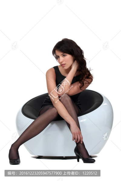穿著黑色連衣裙的漂亮女人