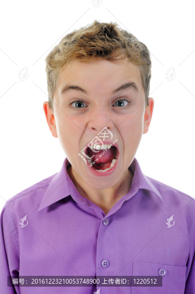憤怒的小男孩