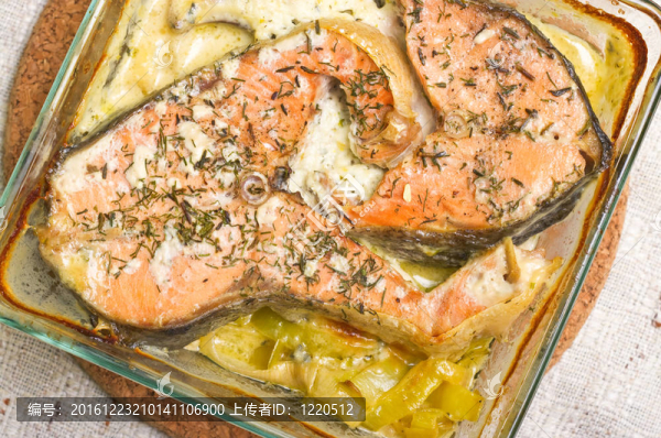 三文魚沙鍋加奶油和李