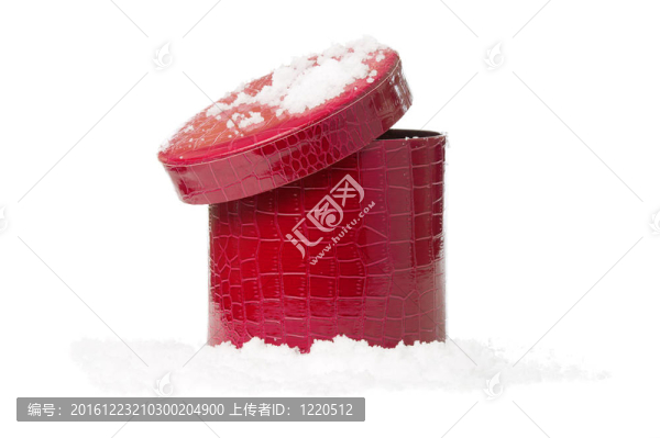 紅色禮品盒積雪隔離白色背景