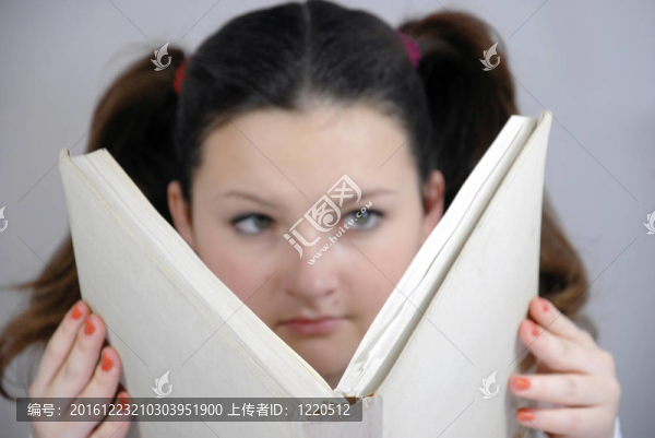 一本書的女生