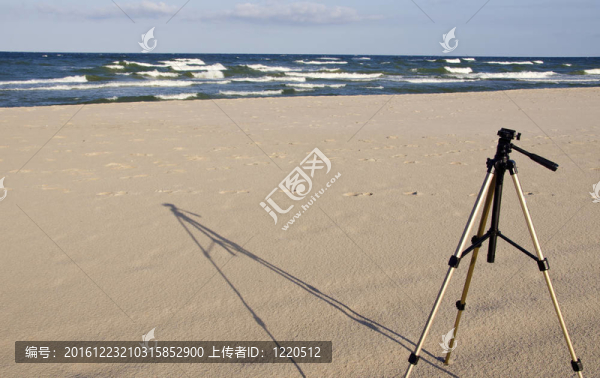 相機腳架站在海砂。