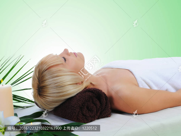 水療中心的年輕女子