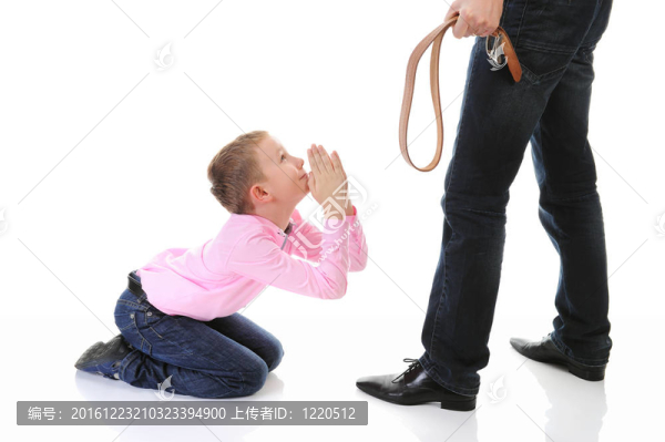 嚴厲的父親對他的兒子