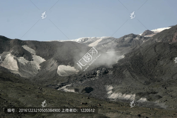 Elbrus；雪域高原的山谷