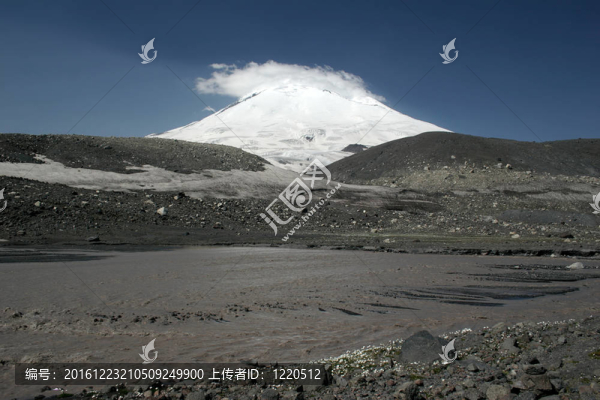 Elbrus；雪域高原的山谷