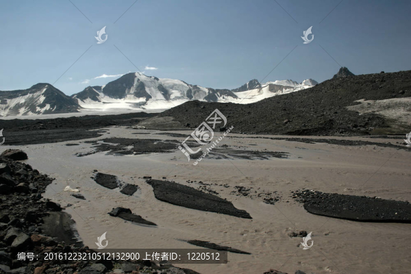 Elbrus；雪域高原的山谷
