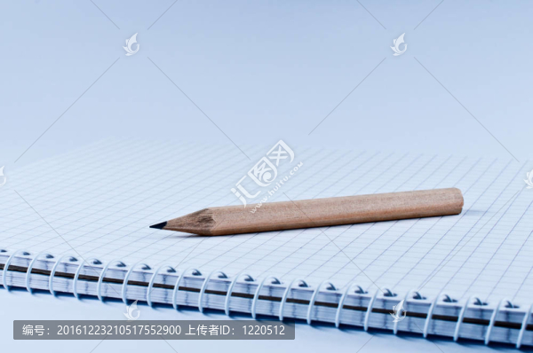 打開(kāi)筆記本側(cè)視圖鉛筆