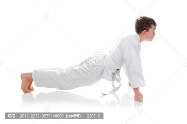 小男孩訓(xùn)練空手道。