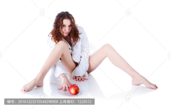 穿著白色連衣裙的漂亮女孩