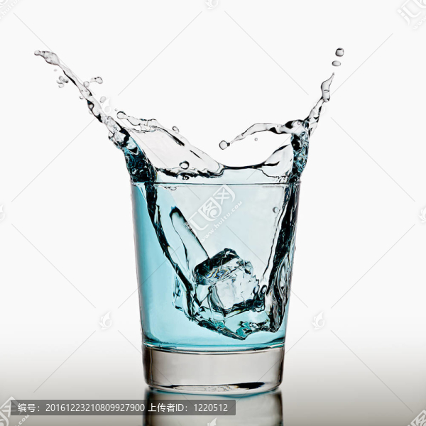 冰塊濺入水里