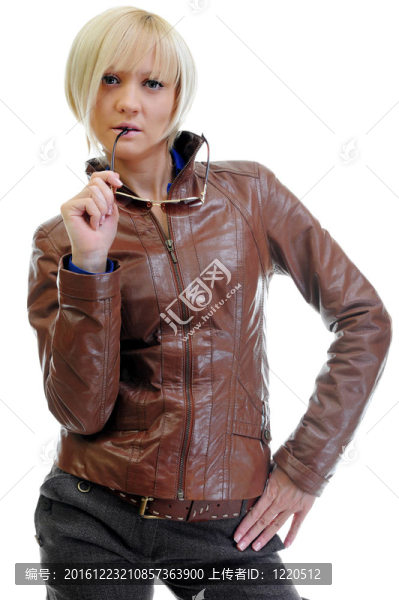 穿皮夾克的年輕女子