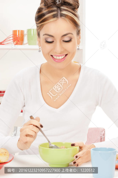 可愛的家庭主婦與一杯牛奶什錦早餐