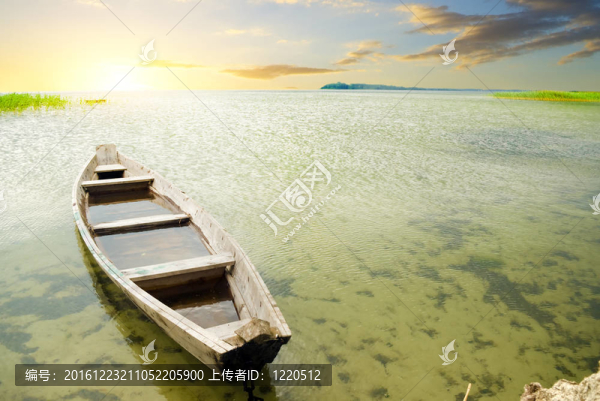 乘船在海岸日落